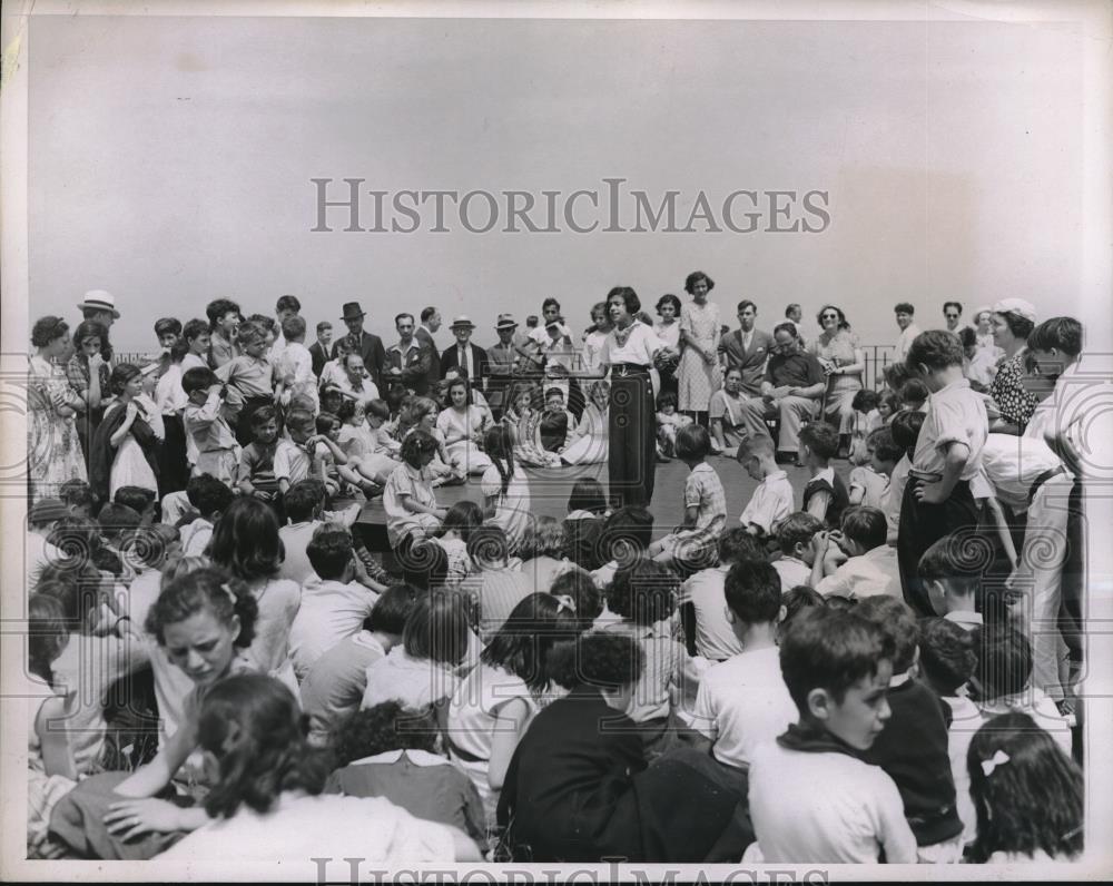 1937 Press Photo Amateur Dramatics Young Soloist Performs - Historic Images