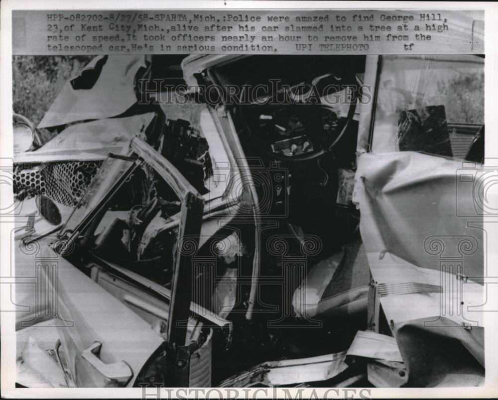 1958 Press Photo Wreckage of the car of George Hill after it crashed in the tree - Historic Images