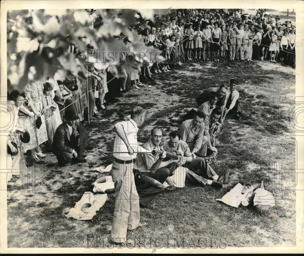 1939 Press Photo Big python at he Forrest Park Zoo, St Louis MO being forced fed - Historic Images