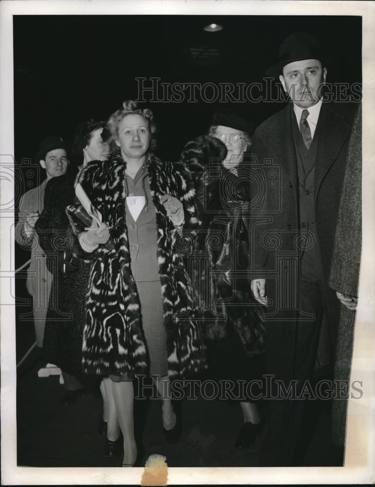 1943 Press Photo Mr &amp; Mrs Karl L Rankin Coming Home from Japan - Historic Images