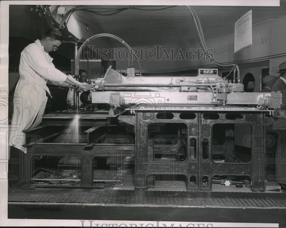 1935 Press Photo Oxy-Acetulene Cutting Machine H.J. Deal - Historic Images