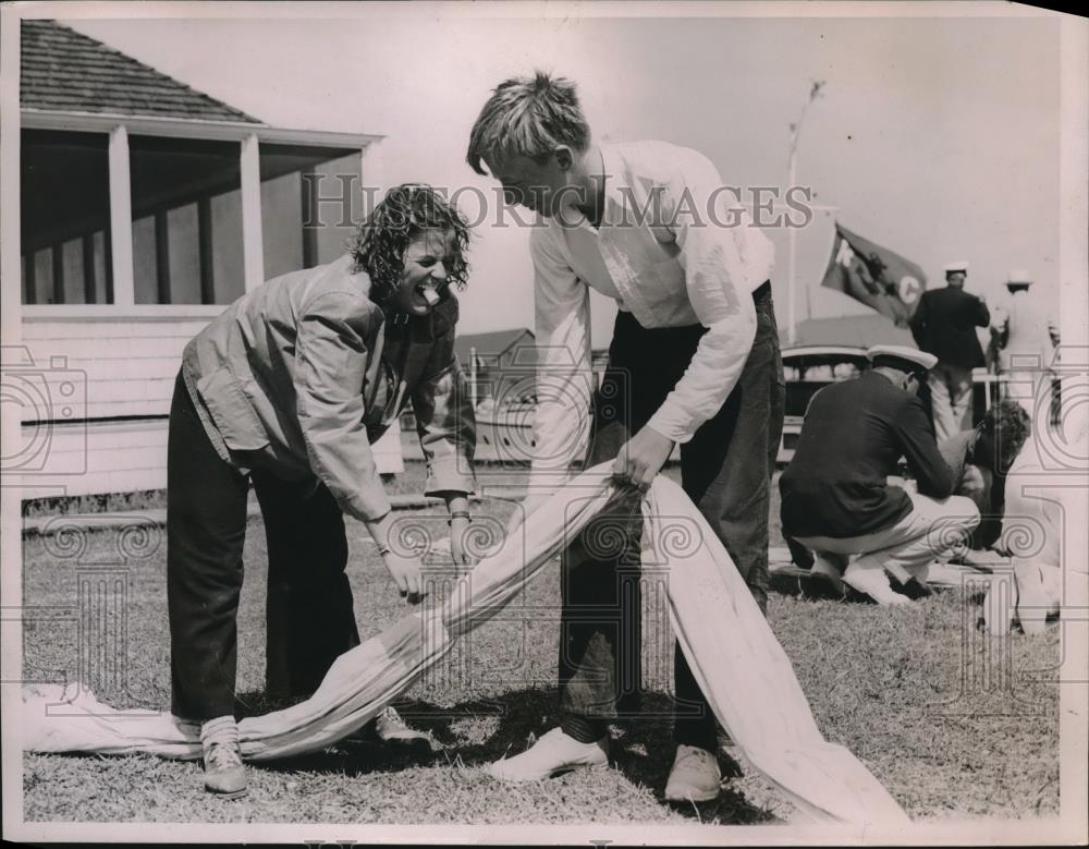 1936 Press Photo Barbara Winlock &amp; Dudley Lanson Fixing Sprinkler North Haven Ma - Historic Images
