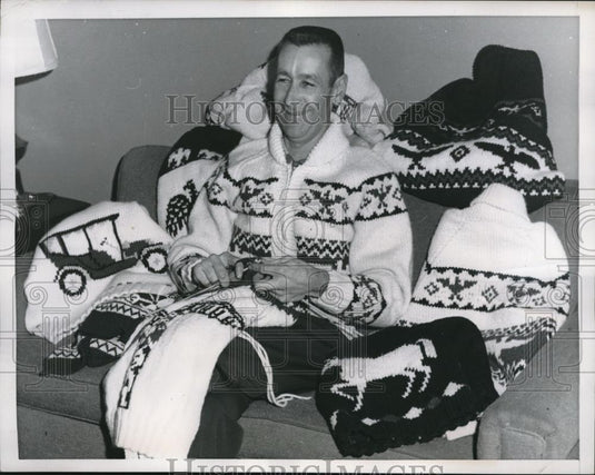 1959 Press Photo Railroader Ed Wilson Knits Handsome Sweaters in Troutdale, OR - Historic Images