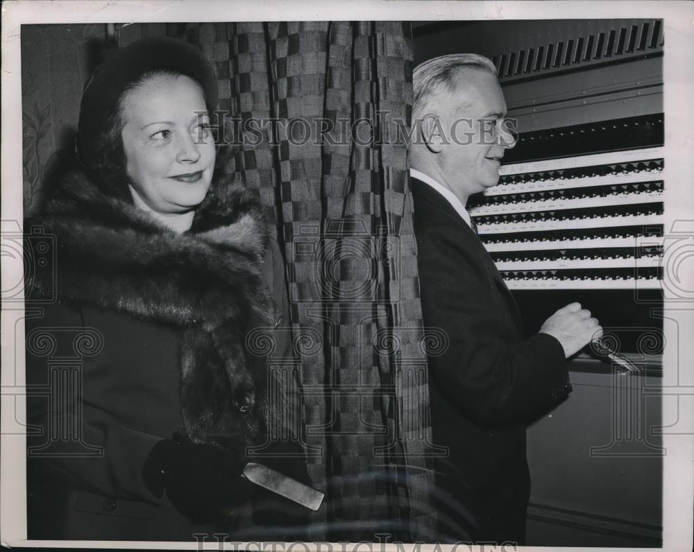 1948 Press Photo Chicago, Ill Gov Dwight Green & wife at the polls - Historic Images