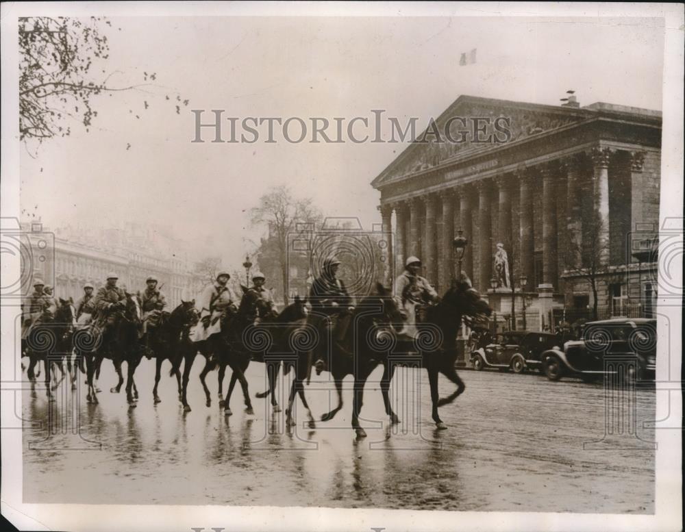 1935 Press Photo Mounted troops guarding the Legislative building, France - Historic Images