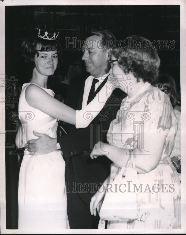 1956 Press Photo Linda Williams Congratulated By Parents - Historic Images