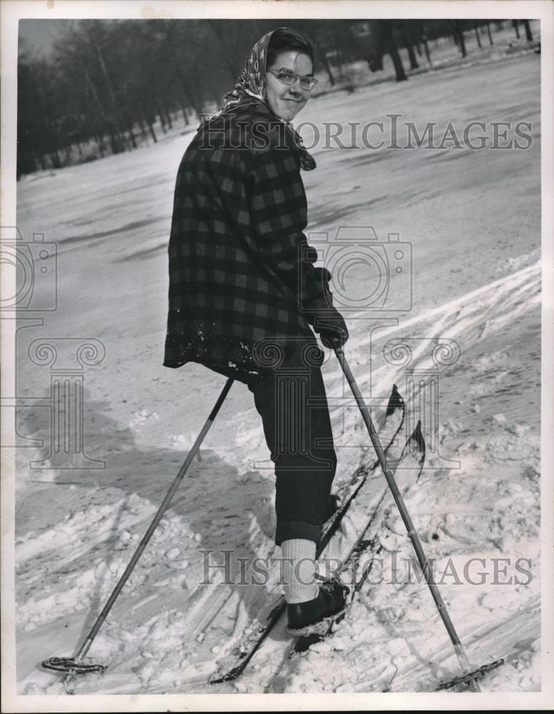 1950 Press Photo Anne Mayrose of Larchmont, NY skiing - Historic Images