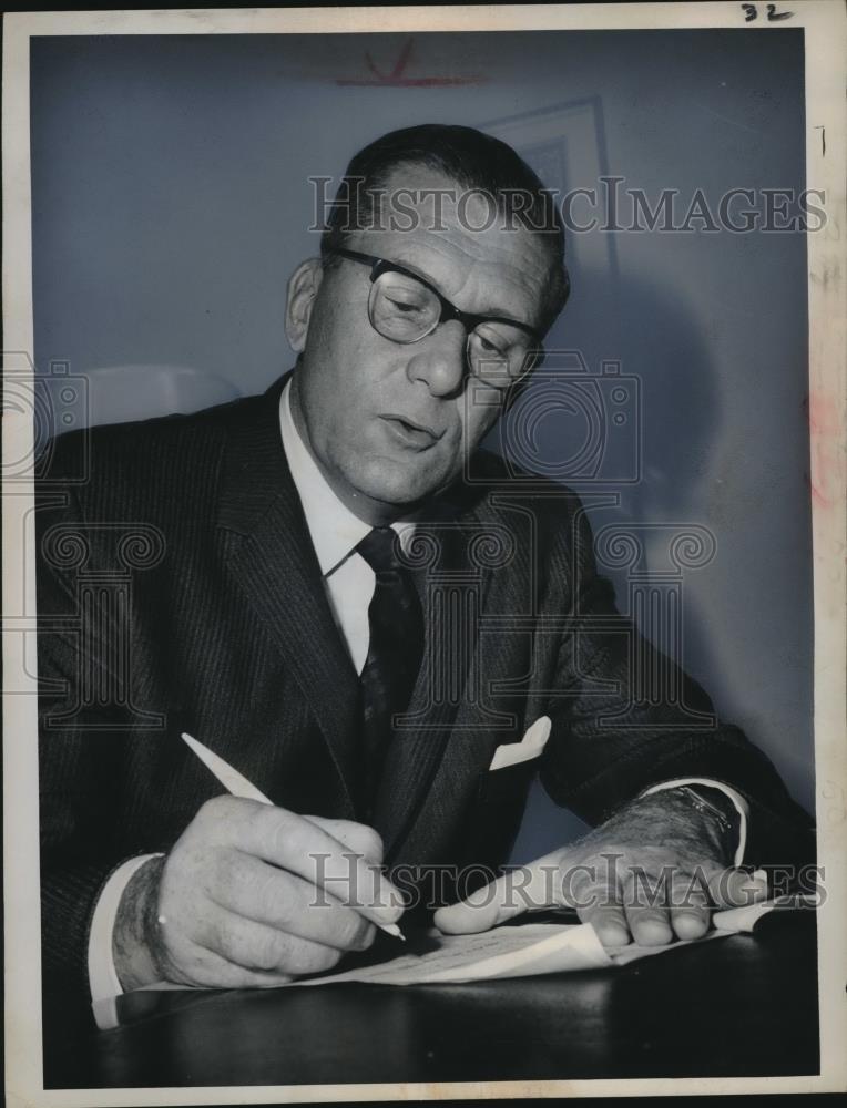 1963 Press Photo Author Morris L West at his NYC hotel room - Historic Images