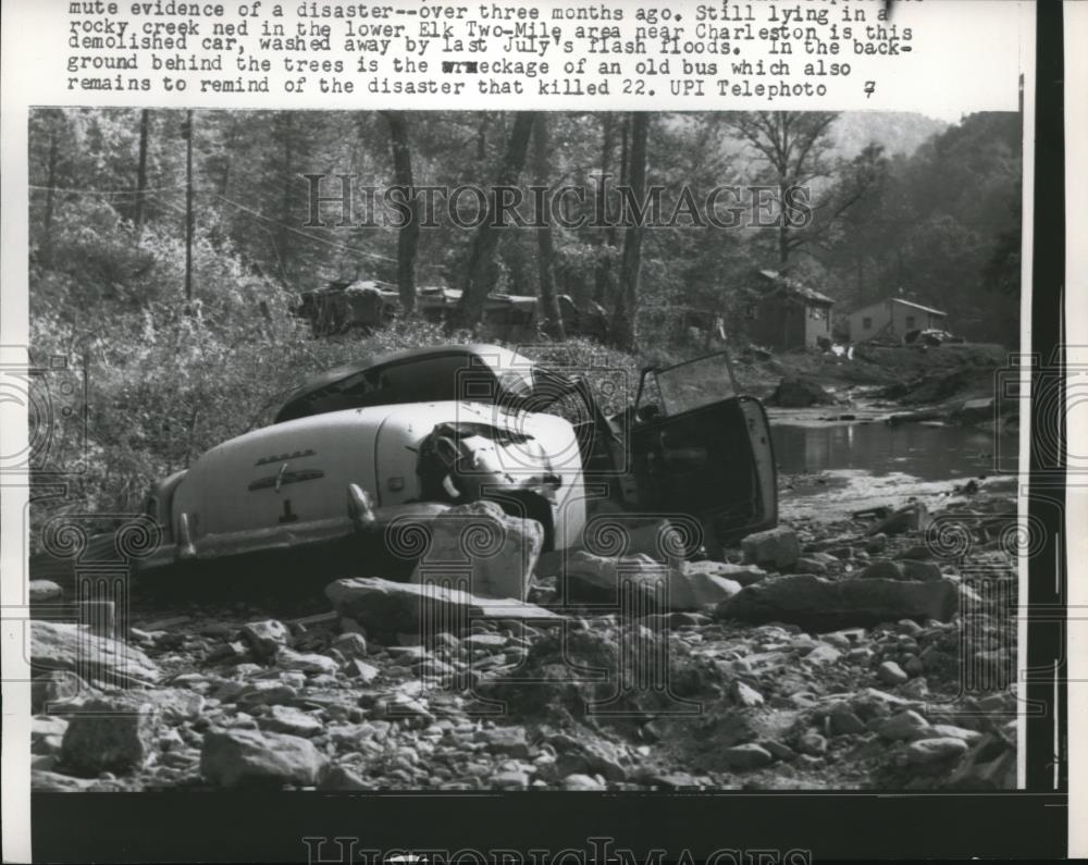 1961 Press Photo Demolished car from flooding in Charleston, WV - neb88896 - Historic Images