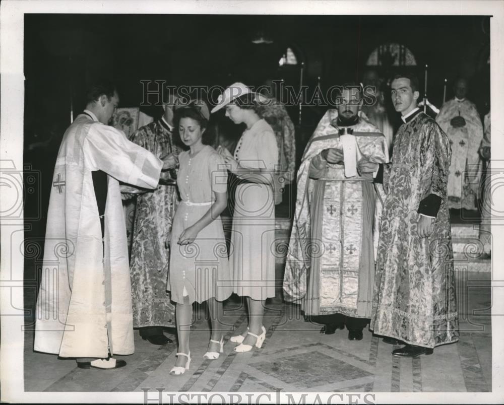 1939 Press Photo D.C. Visitors receive Communion at Catholic Univ shrine - Historic Images