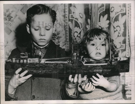 1938 Press Photo David & Joey Williams admire matchstick ship made by dad in UK - Historic Images
