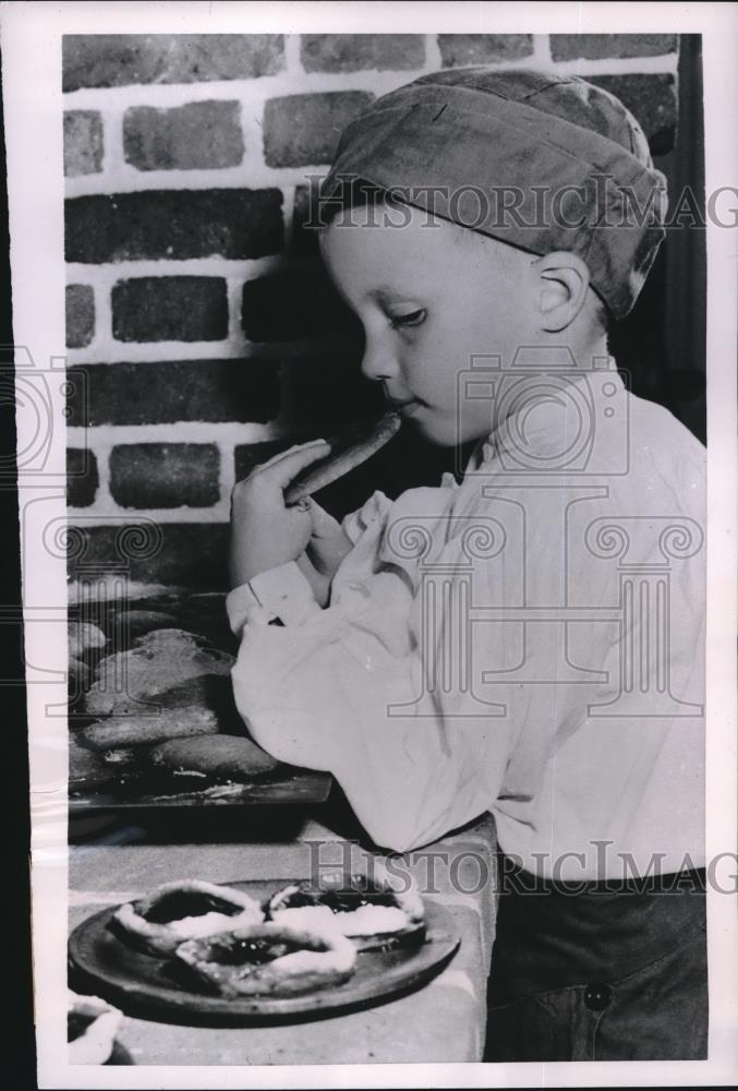 1953 Press Photo Child Eats Cherry Tarts - Historic Images