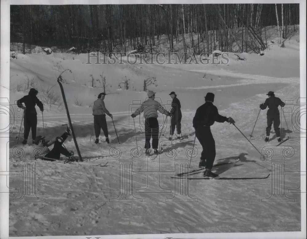 1952 Press Photo Skiers attempting to walk up the hill in their skies - Historic Images