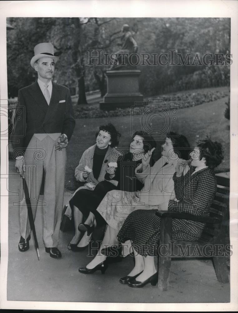 1957 Press Photo Model John Lorrell Strolling by Ladies in London - Historic Images