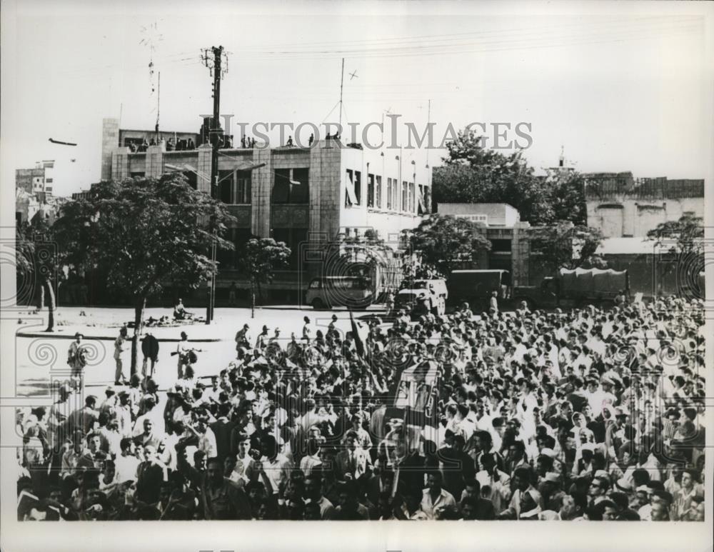 1961 Press Photo Demonstrators March Past Syrian Building Guarded by Troops - Historic Images