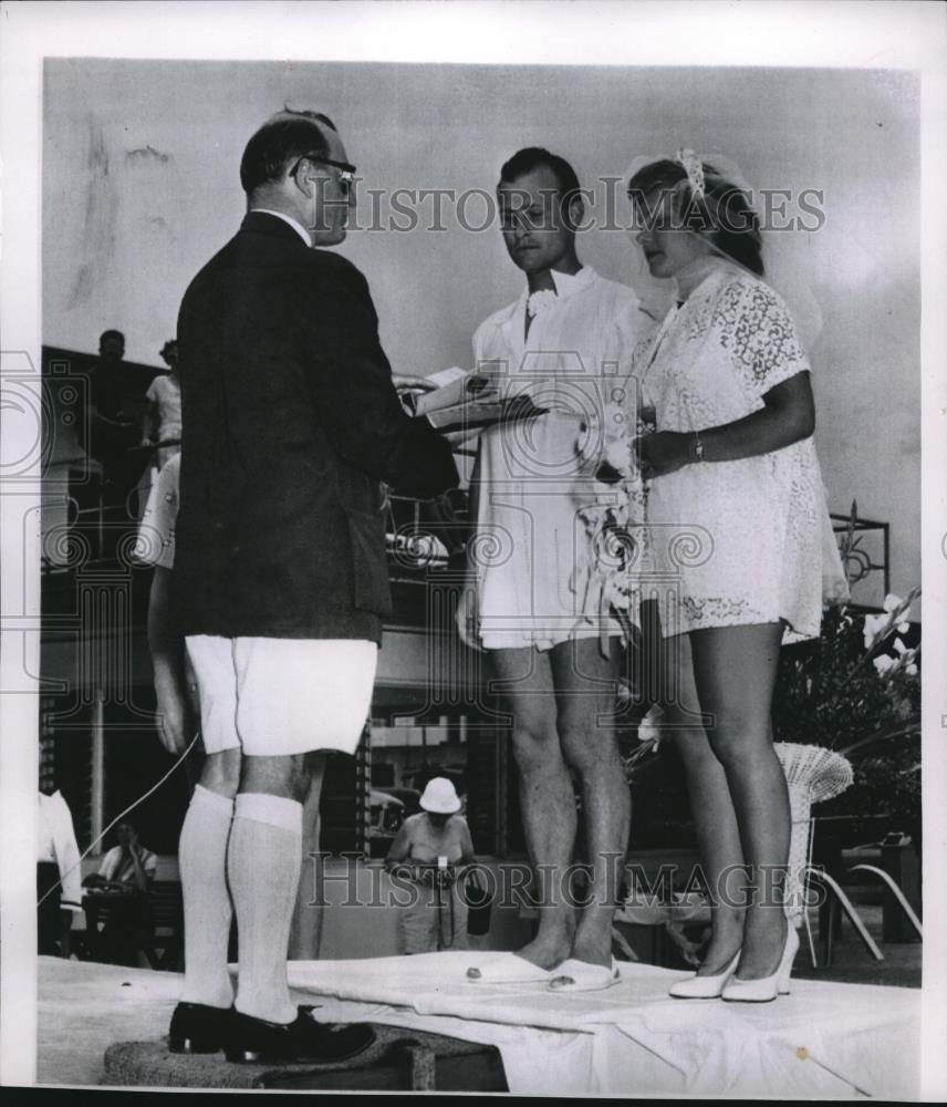 1955 Press Photo Mary Ann Blecha, J. Popek, marrying at the Tangiers Motel pool - Historic Images