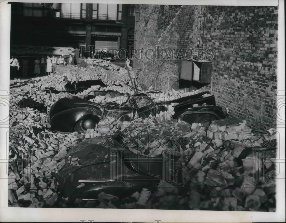 1950 Press Photo Eight automobiles were crushed after wall Collapsed in Chicago - Historic Images