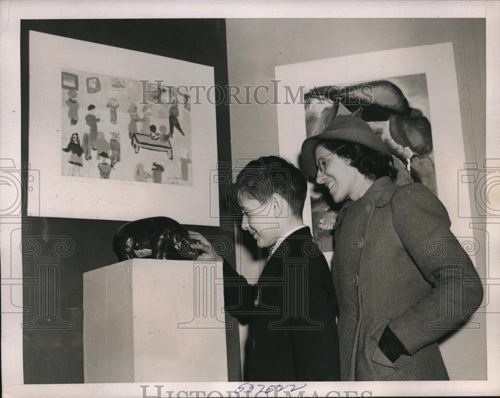 1940 Press Photo Exhibition of Childrens&#39; Art in New York City Charles Leuchter - Historic Images