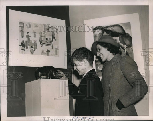 1940 Press Photo Exhibition of Childrens' Art in New York City Charles Leuchter - Historic Images
