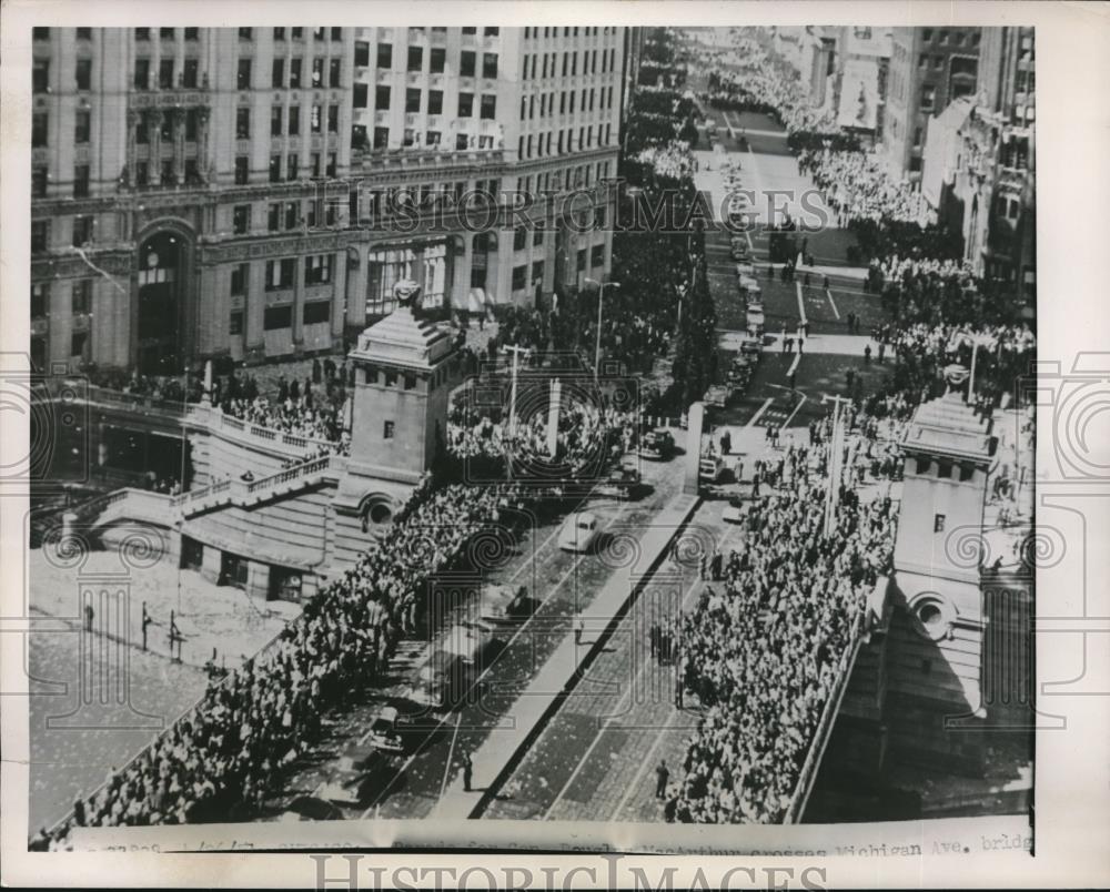 1951 Press Photo Crowd gathered on Michigan Avenue in Chicago Ill. - Historic Images