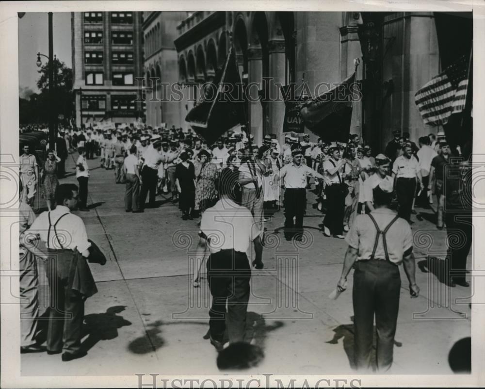 1939 Press Photo United Automobile Workers Union Demonstrating at GM Building - Historic Images