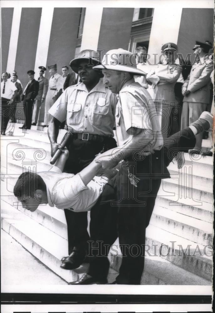 Press Photo Picketer Being Pitched Out By Police - Historic Images