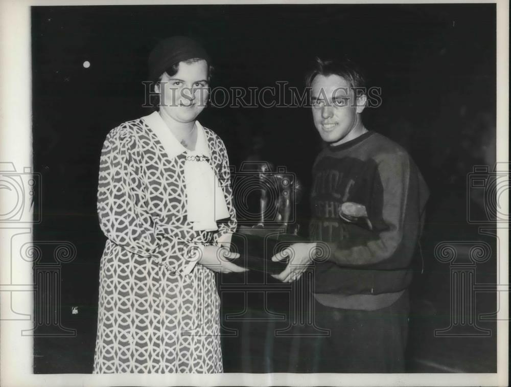 1933 Press Photo Florence Sexton, Emmett Toppino, Trophy, 70 Yard Final, Track - Historic Images