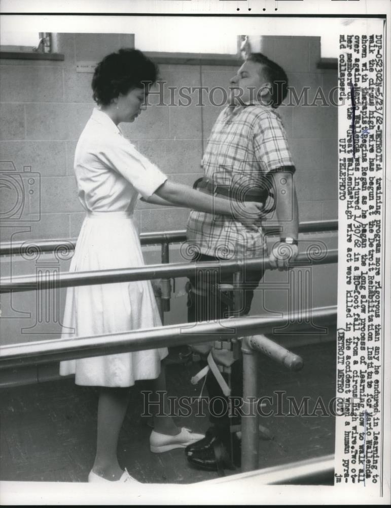 1962 Press Photo Detroit, Mich. Mario Wallenda at Rehab Institute with therapist - Historic Images