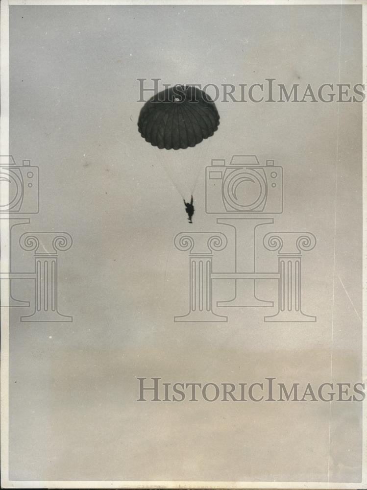 1931 Press Photo Dick Terry Opens Parachute During a Jump - neb88206 - Historic Images