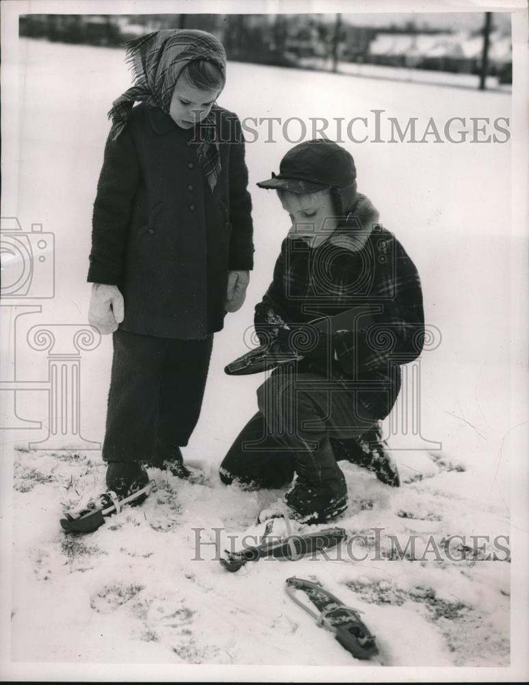 1958 Press Photo Nancy and Kirk Hamula Playing in the Snow - Historic Images