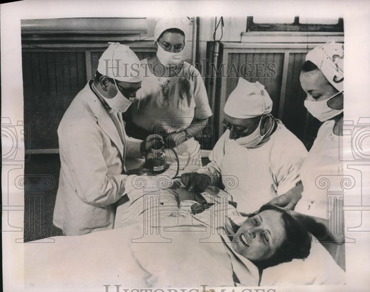 1941 Press Photo Mrs McMullin's gets blood transfusion from D.C.doctors - Historic Images