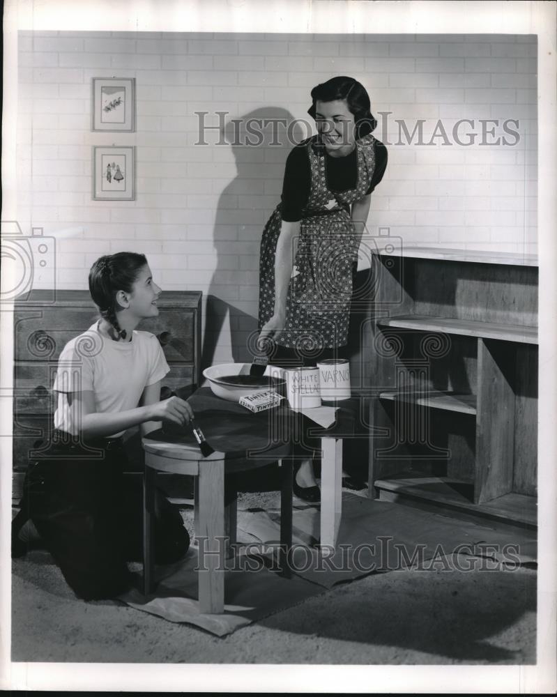 1953 Press Photo Home Dyes for Staining Unpainted Furniture - Historic Images