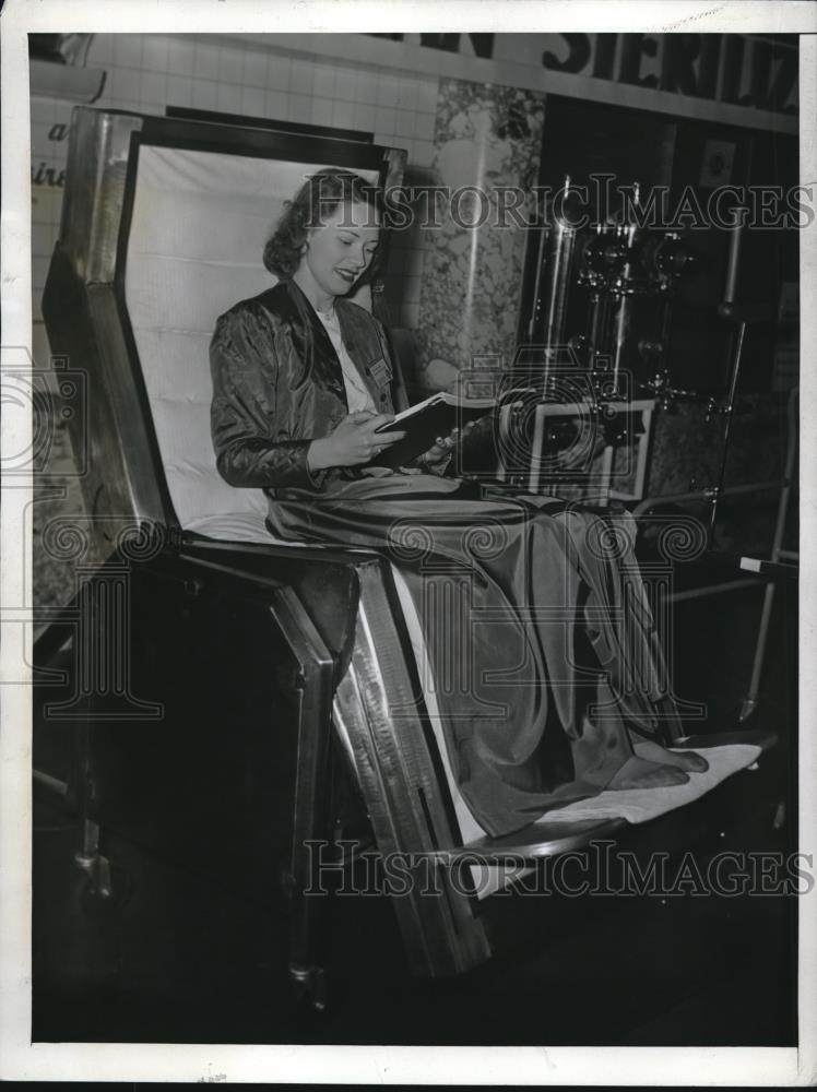 1944 Press Photo American Hospital Assoc. lady demonstrating new beds - Historic Images