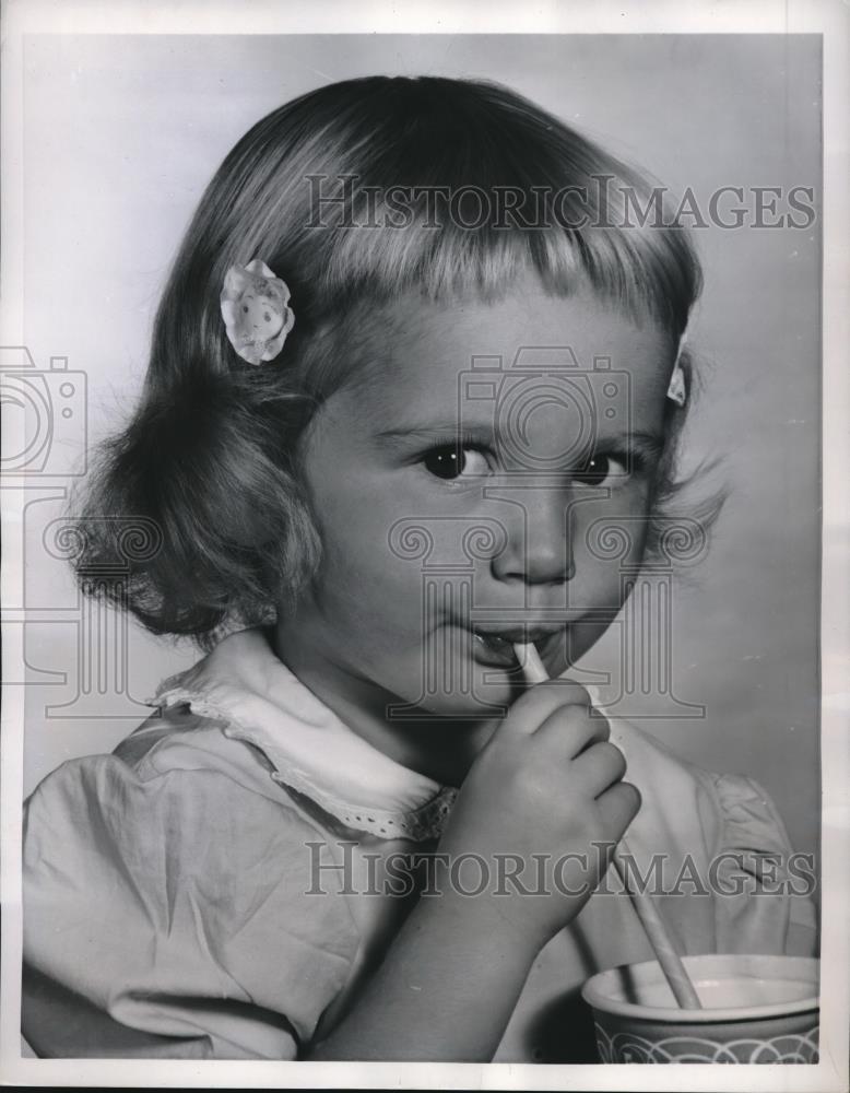 1958 Press Photo Young girl showing off her bobby pin in her hair - Historic Images