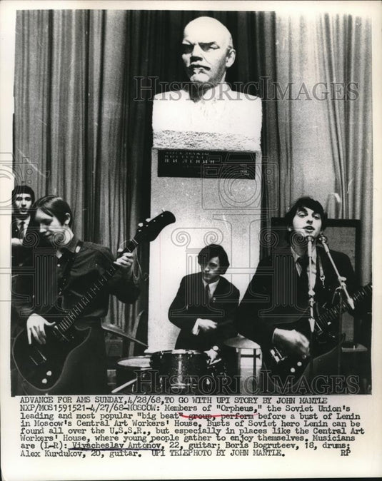 1968 Press Photo Moscow, Russia "Orpheus" band performs at bust of Lenin - Historic Images