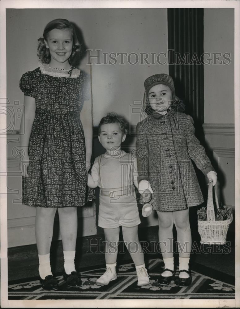 1939 Press Photo Beryle McGee in Purple Print Cotton &amp; David Anderson Knit Suit - Historic Images