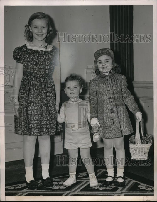 1939 Press Photo Beryle McGee in Purple Print Cotton & David Anderson Knit Suit - Historic Images