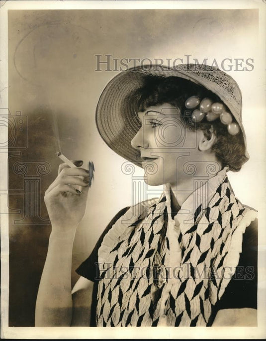 1934 Press Photo lady wearing a bonnet called "Sweetheart" featuring cherries - Historic Images