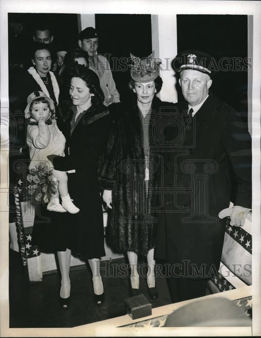 1944 Press Photo NYC Mrs Charles Drayton & family visit the USS Beatty - Historic Images