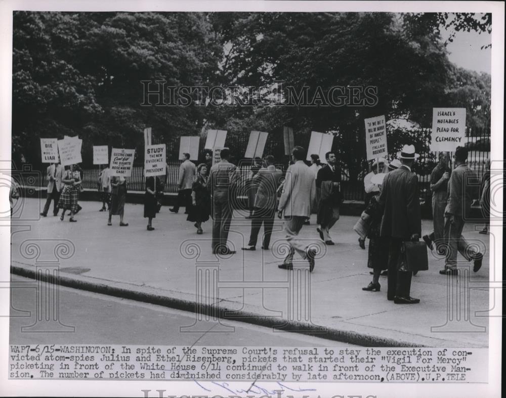 1953 Press Photo Wash.D.C. Vigil for Mercy for Rosenbergs at the White House - Historic Images