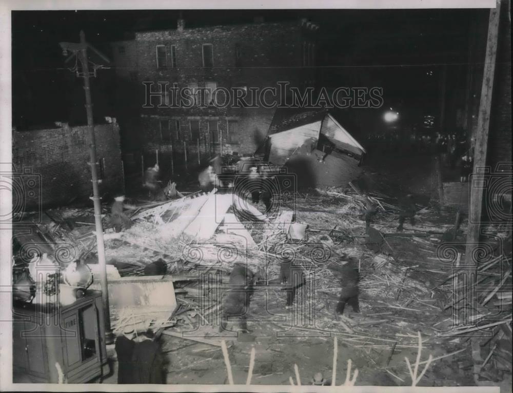 1934 Press Photo Chicago Firemen and Police searching rubble for injured - Historic Images