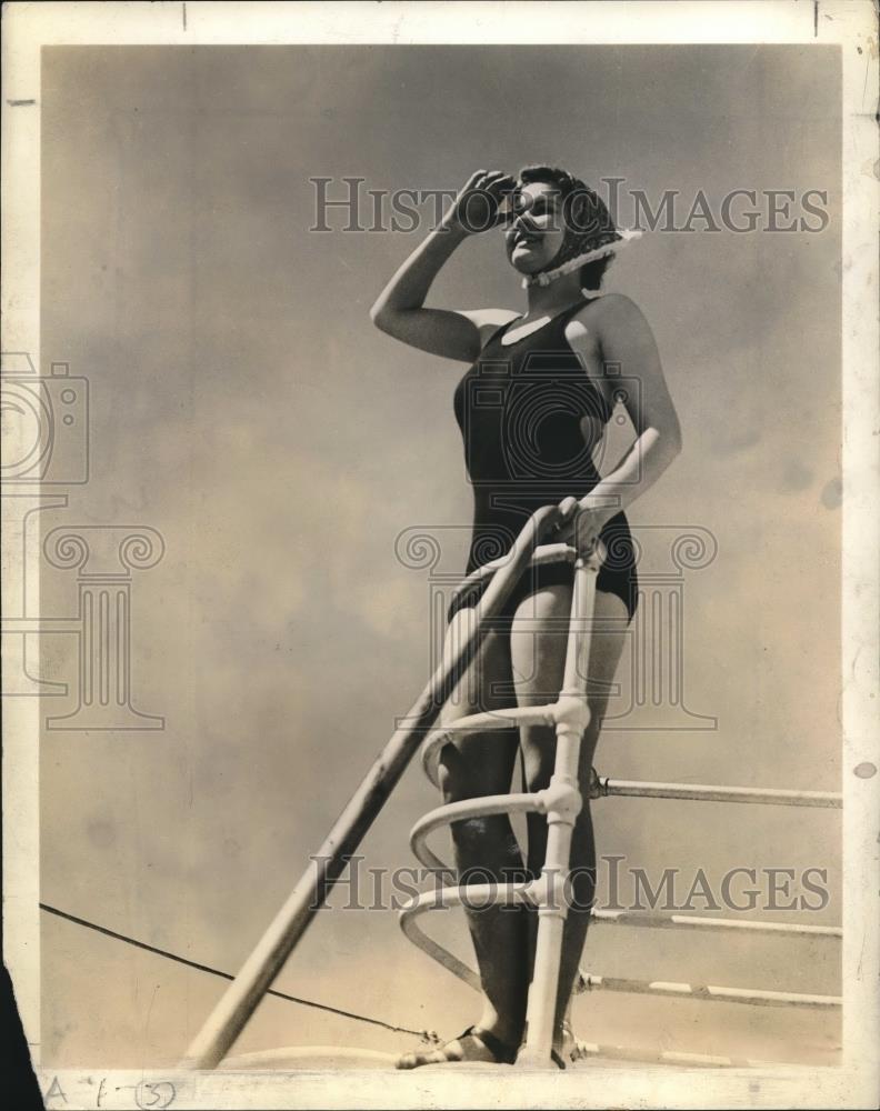 1939 Press Photo Bathing girls atop the SS North American checking the horizons - Historic Images