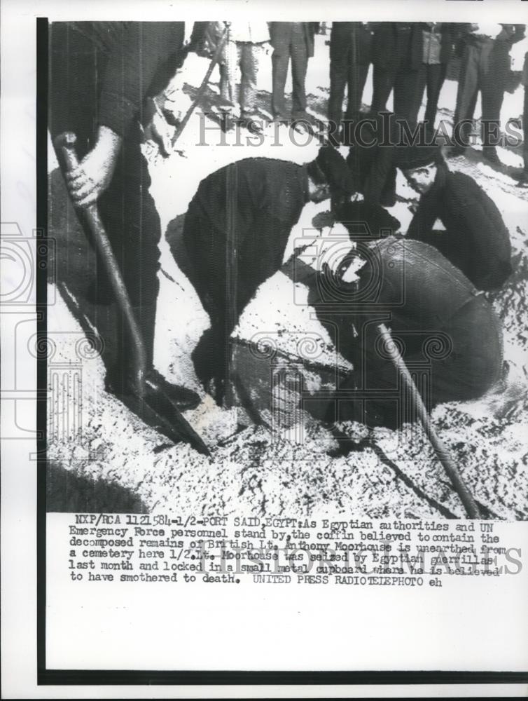 1957 Press Photo UN Emergy Force Personnel Coffin of Lt. Anthony Moorhouse - Historic Images