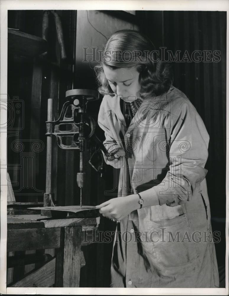 1940 Press Photo George mason Miss Louise hale Trumball Metal Working - Historic Images