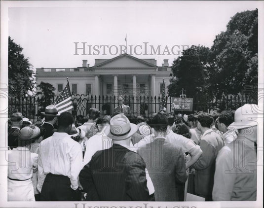 1951 Press Photo Frederick V Field & Amer. Peace Mobilization pickets - Historic Images