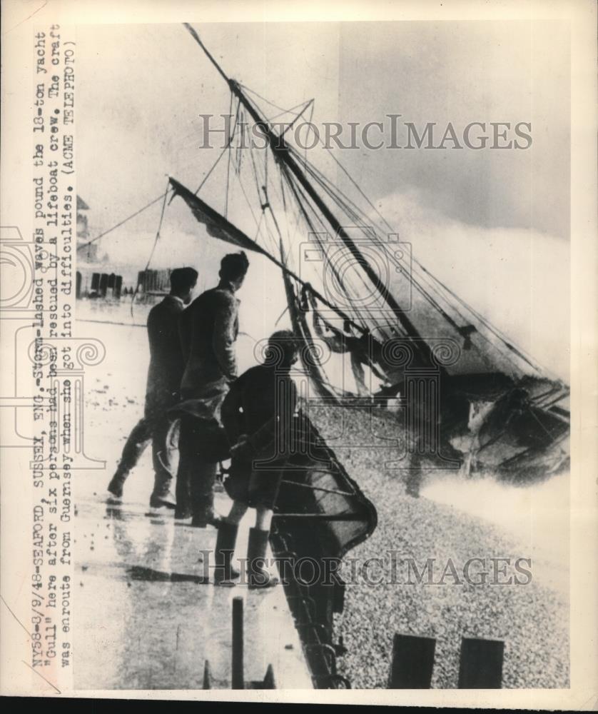 1948 Press Photo Waves Pound Yacht Gull After Six Persons Were Rescued - Historic Images