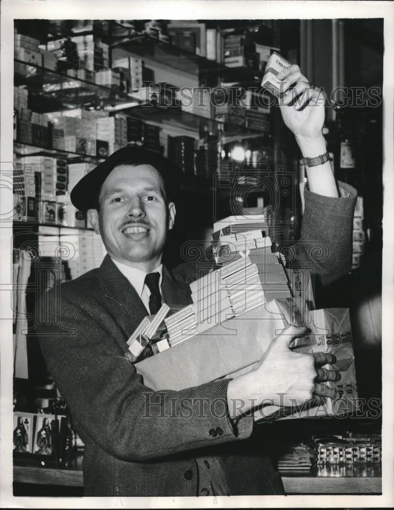 1956 Press Photo Paris Tobacco Shop Buying A Lot in Fear of Price Hike - Historic Images