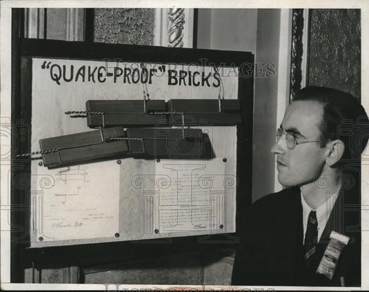 1933 Press Photo Inventor A C Nott & his quake proof bricks for bldgs - Historic Images
