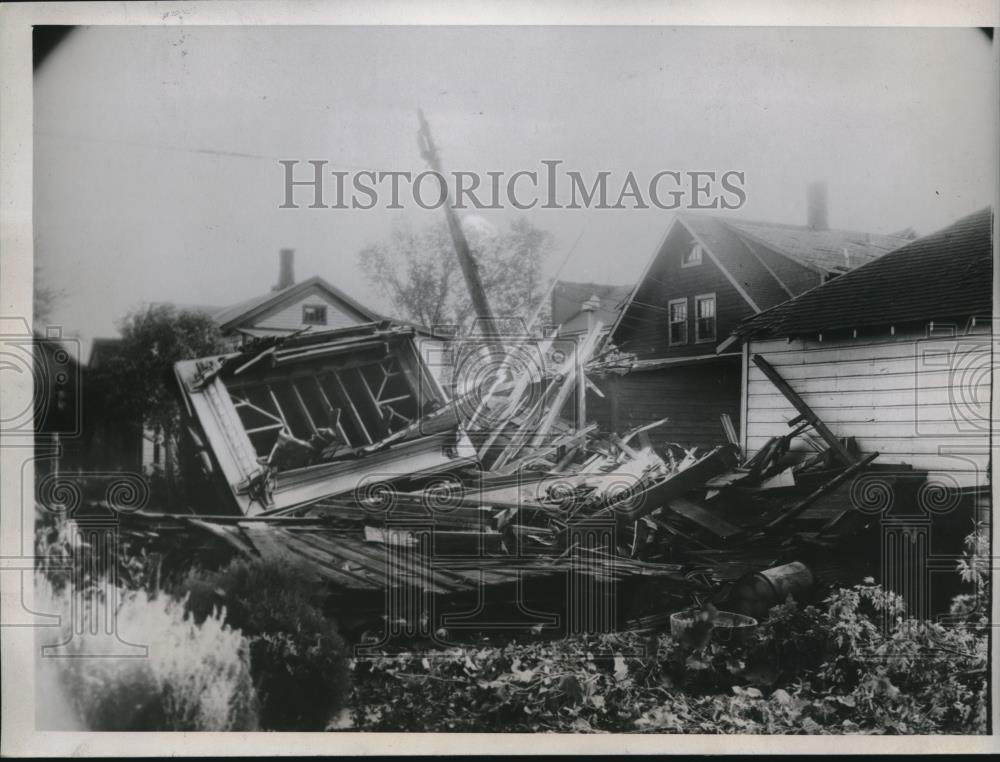 1934 Press Photo Home In Wausaulis Toppled By Wind Storm - Historic Images