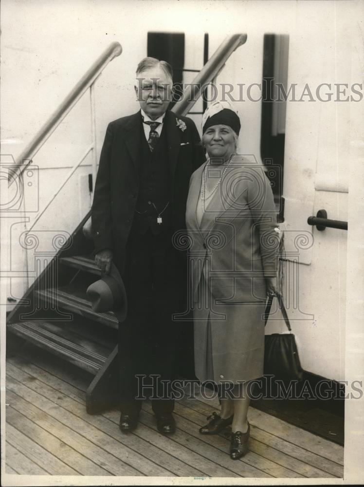 1928 Press Photo Judge FA Winslow &amp; Wife Arriving on SS Majestic - Historic Images